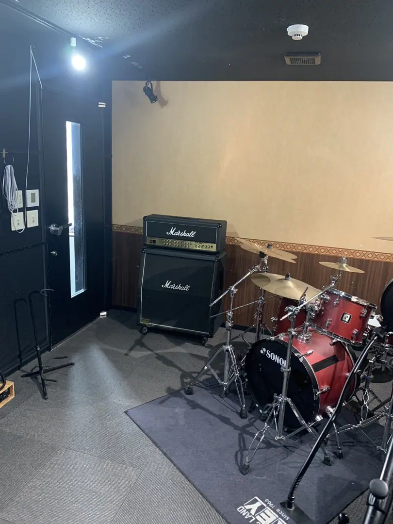 Rec studio SPOOL（ドラムセットとアンプのある室内）