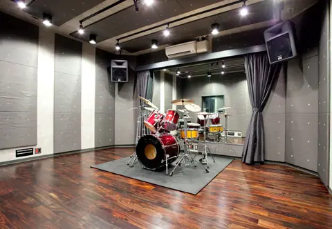 Recording Studio GOATEE（ドラムセットのある録音ブース）