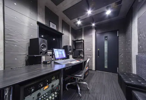 Recording Studio GOATEE:コントロールルームのモニターとデスク