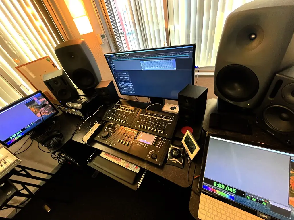 Music Studio リカレンス（第一スタジオ防音ブース）（ミキサーとモニタースピーカー、PCモニターのある制作環境）