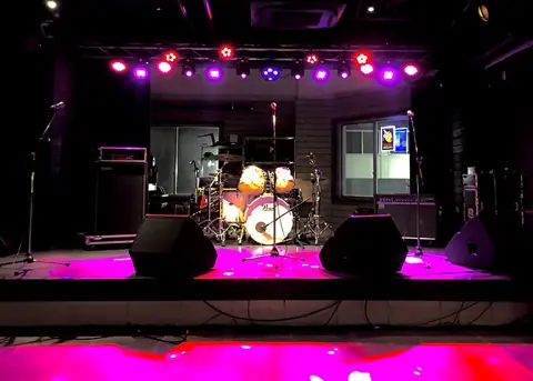 Red Line下関 音楽スタジオ（2階ステージとドラムセット）