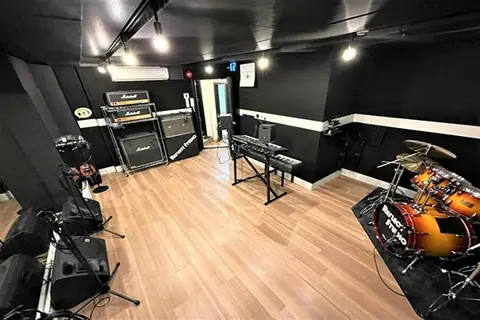 リフレクトスタジオ 大須若宮大通店（ドラムセット・キーボード・アンプのある室内）