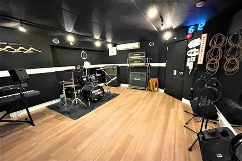 リフレクトスタジオ 大須若宮大通店:ドラムセットとキーボード、アンプのある室内
