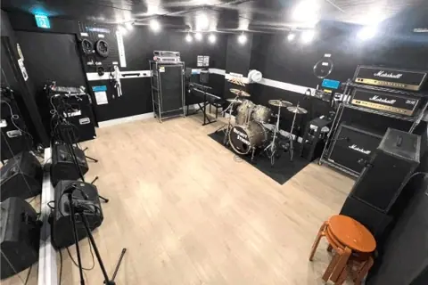 リフレクトスタジオ 大須若宮大通店:ドラムセットとアンプのある室内
