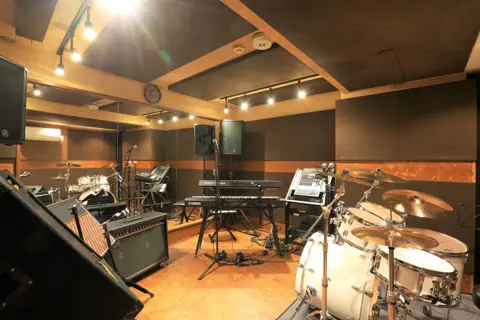 studio REFLEXION（スタジオ リフレクション）：ドラム・キーボード・アンプのある室内