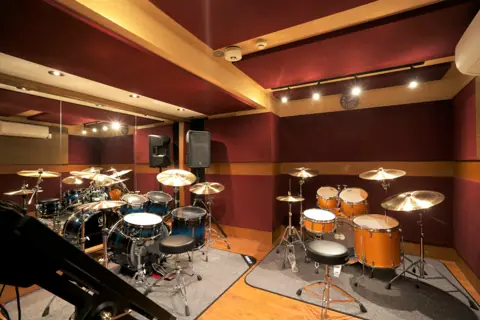 studio REFLEXION（スタジオ リフレクション）：ドラムセットが並ぶ室内