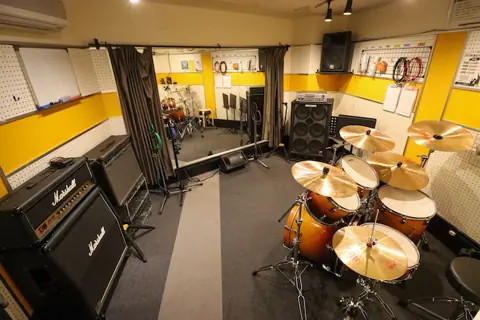 Studio レジスタ：ドラムセットとアンプのある室内