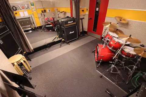 Studio レジスタ：ドラムセットとアンプのある室内