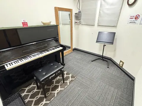 アール・エイチ・ワイ 貸し音楽練習室 RHY尼崎：アップライトピアノの部屋
