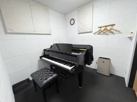 アール・エイチ・ワイ 貸し音楽練習室 RHY尼崎：グランドピアノの部屋