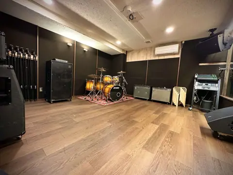 リンキィディンクスタジオ 蒲田：ドラムとアンプのある練習室