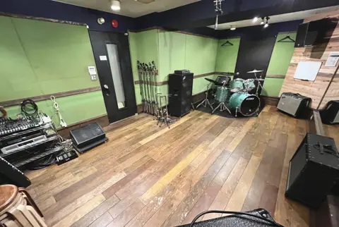リンキィディンクスタジオ下北沢1st(ERA):ドラムとアンプのある練習室