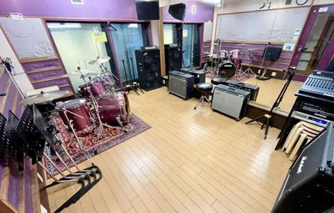 リンキィディンクスタジオ下北沢2nd：ドラムとアンプのある練習室