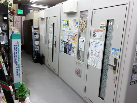 相模楽器 ロビー店 ピアノ練習室（練習室の扉が並ぶ通路）