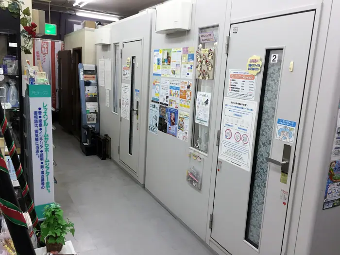 相模楽器 ロビー店 ピアノ練習室(練習室の扉が並ぶ通路)