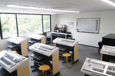 相模楽器 横山センター ピアノ練習室：エレクトーンの並ぶ教室