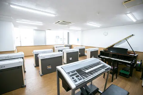 山響楽器店 市ヶ尾センター（グランドピアノと電子オルガンのある室内）