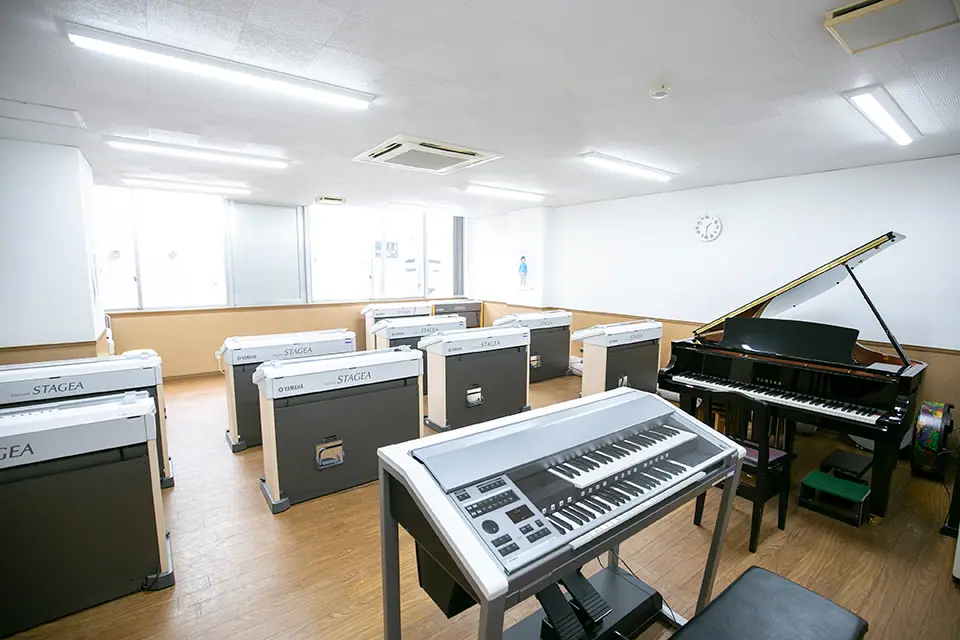 山響楽器店 市ヶ尾センター（グランドピアノと電子オルガンのある室内）