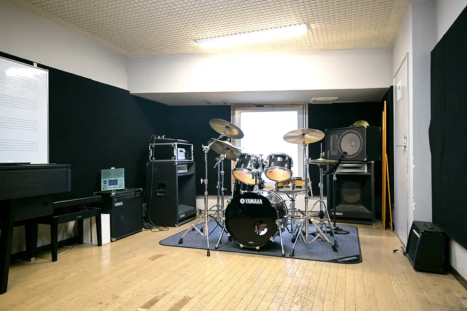 山響楽器店 中山センター(ドラムセットとアンプ、ピアノのある室内)