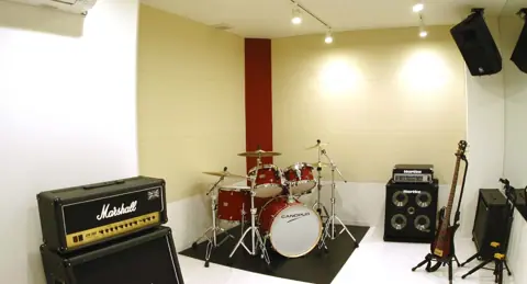 STUDIO SEAL：ドラムセットとアンプのある室内
