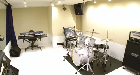 STUDIO SEAL：ドラムセットとキーボード、アンプのある室内