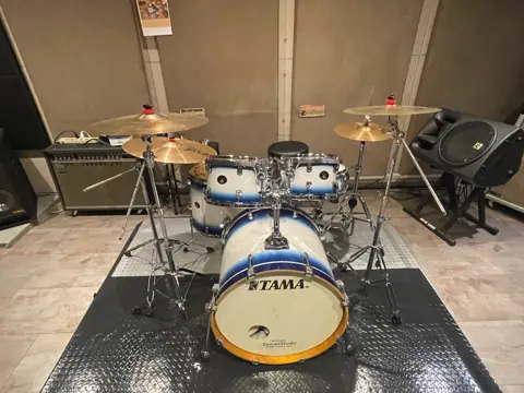 SECRETSTUDIO & STUDIO IKUWA BASE（ドラムセットのある室内）