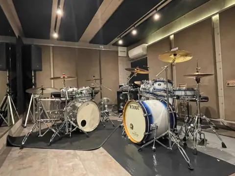 SECRETSTUDIO & STUDIO IKUWA BASE：ドラムセットのある室内