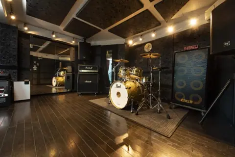 STUDIO SEEZE（ドラムとアンプのあるスタジオ）