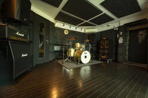STUDIO SEEZE：ドラムとマーシャルアンプ