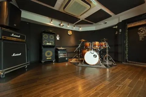 STUDIO SEEZE：ドラムとアンプ