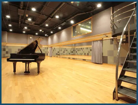 芝浦スタジオ（Shibaura Sound Studio）（グランドピアノのある広いスタジオ）