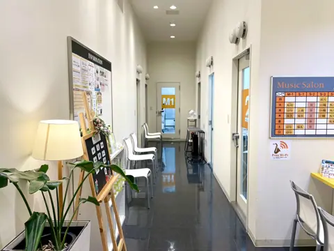 島村楽器 イオンモール宮崎店 レンタルスタジオ(練習室前の廊下と待合椅子)