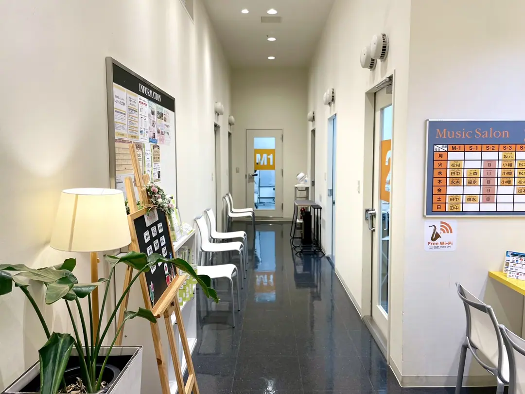 島村楽器 イオンモール宮崎店 レンタルスタジオ(練習室前の廊下と待合椅子)