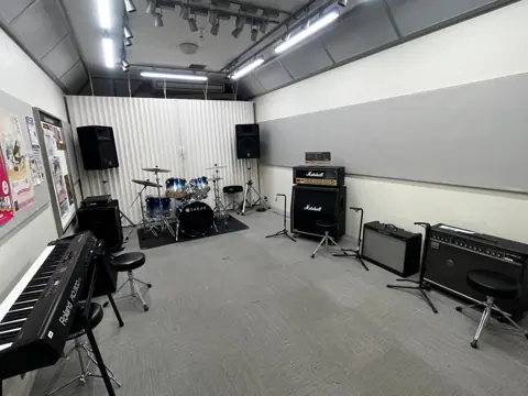 島村楽器 イオンモール岡崎店（ドラムセットとアンプの練習室）
