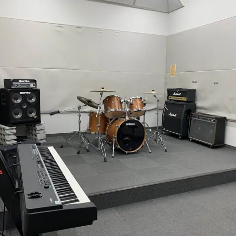 島村楽器 イオンモール大高店(ドラムセットとアンプの練習室)