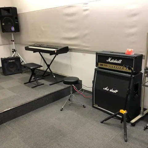 島村楽器 イオンモール高崎店：キーボードとアンプのある練習室