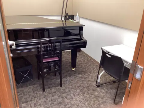 島村楽器 イオンタウン四日市泊店（グランドピアノのある部屋）