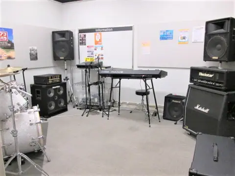 島村楽器 けやきウォーク前橋店（ドラム・アンプ・キーボードのある練習室）