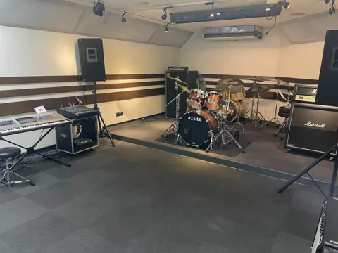 島村楽器 水戸マイム店（ドラムとアンプのある練習室）