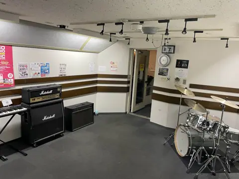 島村楽器 水戸マイム店：ドラム・アンプのある練習室