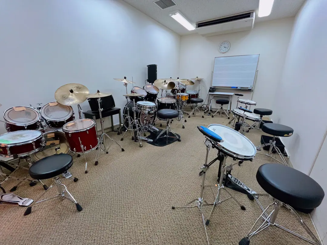 島村楽器 ミュージックサロン稲毛海岸 楽器練習室（ドラムが並ぶ部屋）