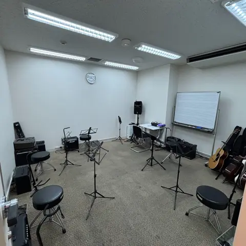 島村楽器 ミュージックサロン稲毛海岸 楽器練習室：アンプと譜面台のある部屋