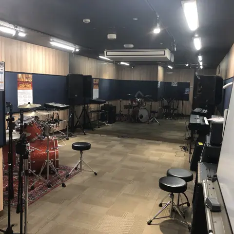 島村楽器 大宮店（ドラムのある練習室）