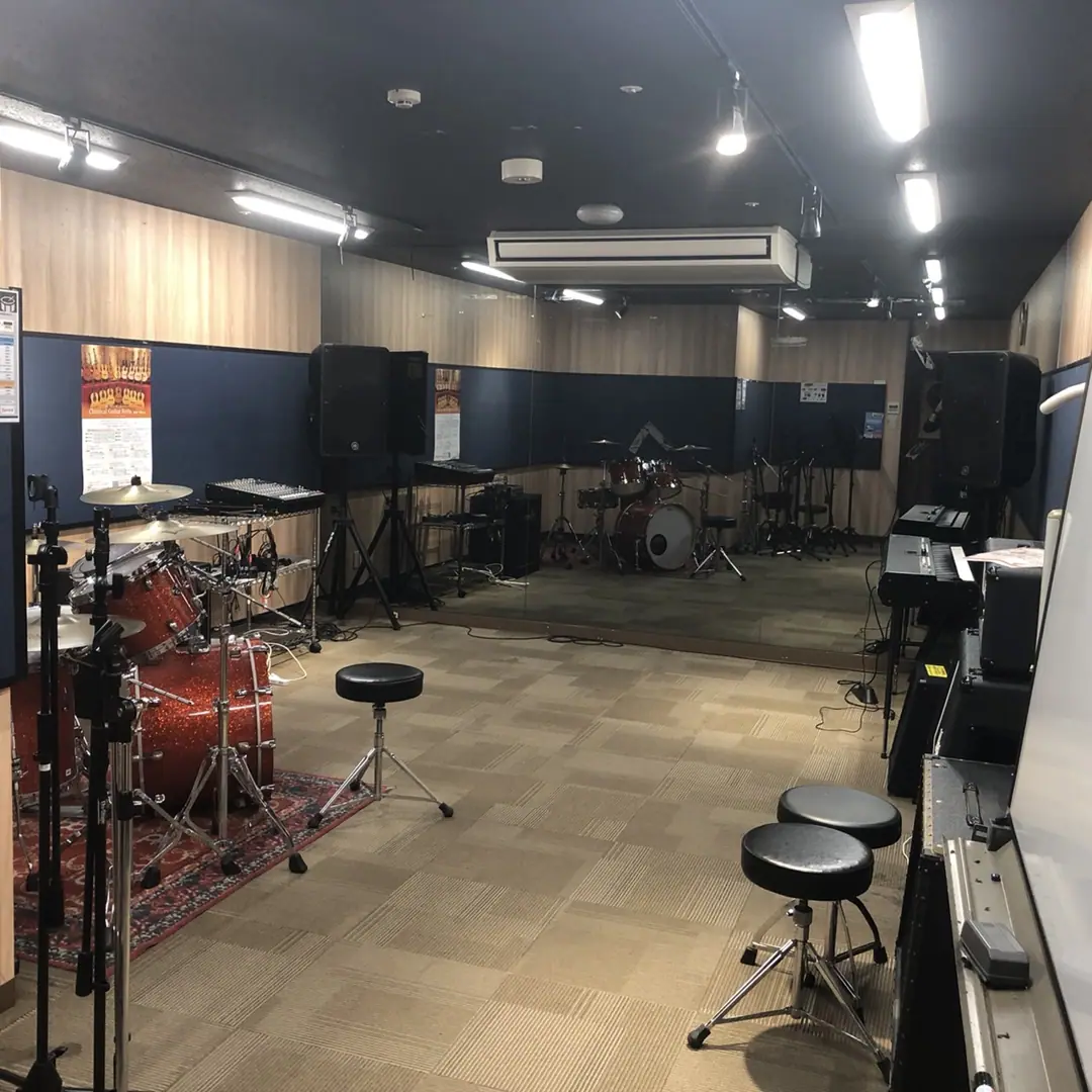 島村楽器 大宮店（ドラムのある練習室）