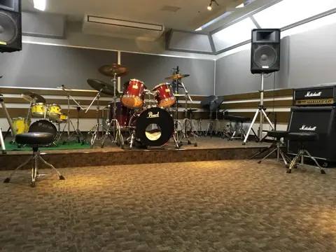 島村楽器 洛北阪急スクエア店(ドラムセットとアンプのある練習室)