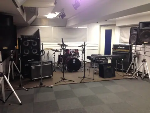 島村楽器 三宮オーパ店 レンタルスタジオ（ドラムセットやアンプのある練習室）