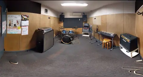 シライミュージック リハーサルスタジオ：ドラムとアンプのある広い部屋