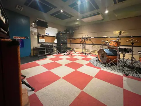 サウンドスタジオシオン（ドラムのある練習室）