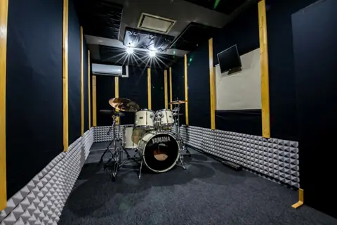 シロシバスタジオ(sirosiba studio)(ドラムセットのあるレコーディングブース)