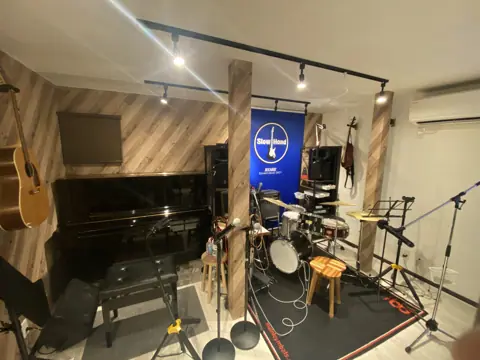 SLOWHAND 神戸新長田：ピアノとドラムのあるスペース